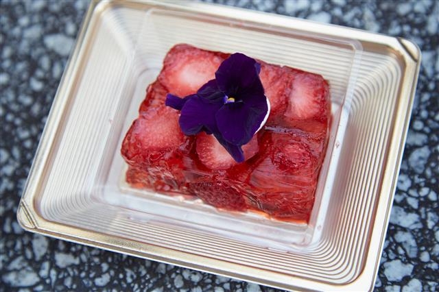 일본 도쿄의 한 샤르퀴트리숍에서 만든 딸기 샤르퀴트리. 단맛 외에 다양한 맛을 가진 딸기는 요리로도 재탄생할 수 있다.