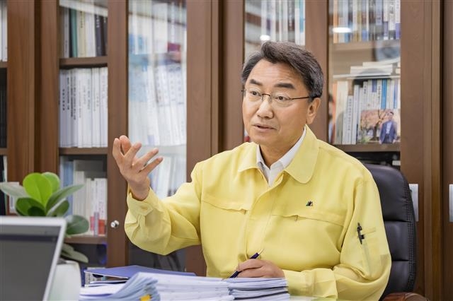 김선갑 광진구청장이 지난 25일 집무실에서 진행한 서울신문과의 인터뷰에서 민선 7기를 돌아보고 광진의 미래 비전을 설명하고 있다. 광진구 제공