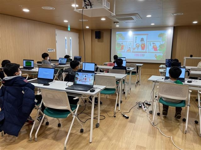 서울 중구가 진행하는 ‘역사 속으로 떠나는 코딩 놀이’ 강의가 열리는 모습. 중구 제공