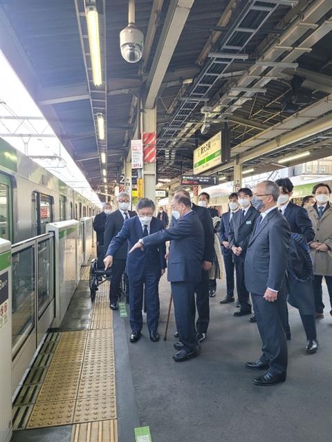 강창일(오른쪽 두번째) 주일 한국대사가 26일 도쿄 신오쿠보역에서 의인 이수현씨의 21주기를 맞아 당시 사고 상황을 듣고 있다.