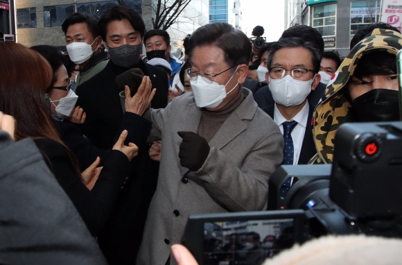 이재명(가운데) 더불어민주당 대선후보가 26일 매타버스(매주 타는 민생버스) 경기 순회 나흘째 일정으로 경기 양주 옥정로데오거리를 찾아 시민들과 인사하고 있다. 김명국 선임기자