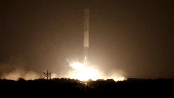 오는 3월 4일(현지시간) 달과 충돌할 것으로 예상되는 스페이스X의 팰컨9 로켓이 지난 2015년 미국 플로리다주에서 발사되고 있다. 로이터 자료사진 