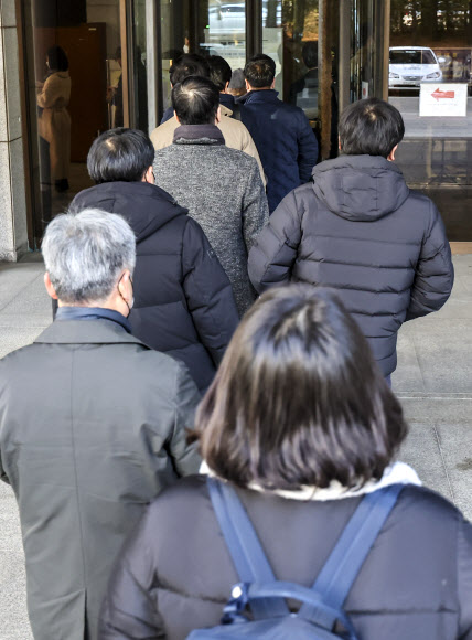 줄 선 정경심 전 교수 재판 방청객들  자녀 입시비리 등 혐의로 1?2심에서 징역 4년의 실형을 선고받은 정경심 전 동양대 교수의 대법원 상고심 선고가 열리는 27일 오전 서울 서초구 대법원에서 방청객들이 법정을 들어가기 위해 줄을 서 있다. 2022.1.27 연합뉴스