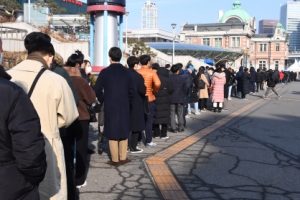 서울역 코로나19 임시 선별검사소 찾은 시민들