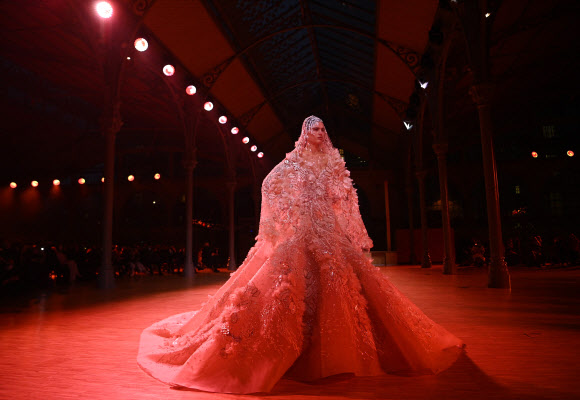 한 모델이 26일(현지시간) 프랑스 파리에서 열린 ‘2022 봄-여름 오트쿠튀르 컬렉션 패션쇼’에서 엘리 사브의 작품을 선보이고 있다.AFP 연합뉴스