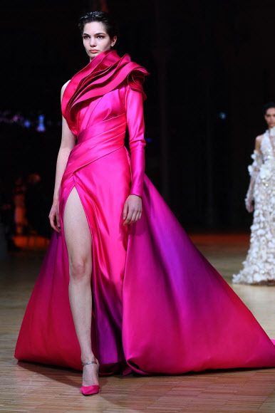 한 모델이 26일(현지시간) 프랑스 파리에서 열린 ‘2022 봄-여름 오트쿠튀르 컬렉션 패션쇼’에서 엘리 사브의 작품을 선보이고 있다.AFP 연합뉴스