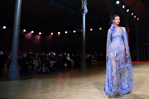 한 모델이 26일(현지시간) 프랑스 파리에서 열린 ‘2022 봄-여름 오트쿠튀르 컬렉션 패션쇼’에서 엘리 사브의 작품을 선보이고 있다.AFP 연합뉴스