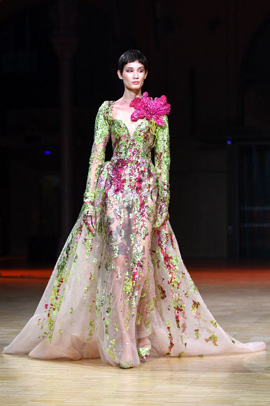 한 모델이 26일(현지시간) 프랑스 파리에서 열린 ‘2022 봄-여름 오트쿠튀르 컬렉션 패션쇼’에서 엘리 사브의 작품을 선보이고 있다.AFP 연합뉴스