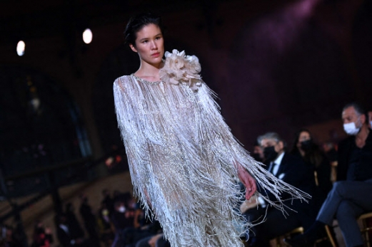 한 모델이 26일(현지시간) 프랑스 파리에서 열린 ‘2022 봄-여름 오트쿠튀르 컬렉션 패션쇼’에서 엘리 사브의 작품을 선보이고 있다.AFP 연합뉴스