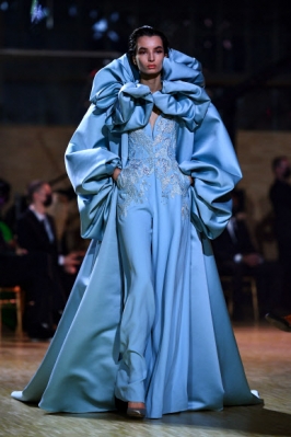 한 모델이 26일(현지시간) 프랑스 파리에서 열린 ‘2022 봄-여름 오트쿠튀르 컬렉션 패션쇼’에서 엘리 사브의 작품을 선보이고 있다.AFP 연합뉴스
