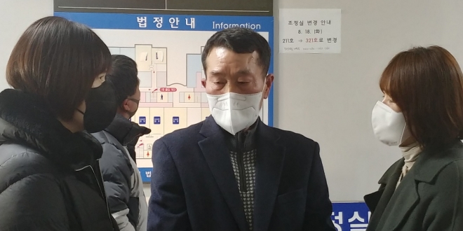 나종기씨가 지난 25일 대전지법에서 있은 항소심 선고 후 법정 복도에서 지인들과 얘기하고 있다.