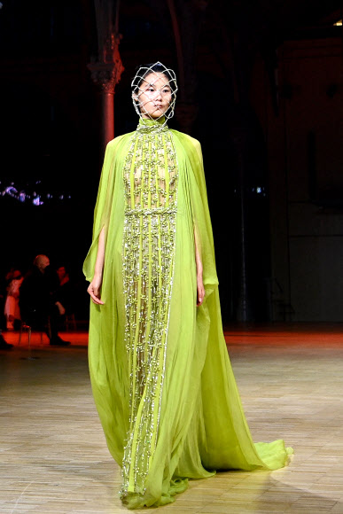 한 모델이 26일(현지시간) 프랑스 파리에서 열린 ‘2022 봄-여름 오트쿠튀르 컬렉션 패션쇼’에서 엘리 사브의 작품을 선보이고 있다.AFP 연합뉴스