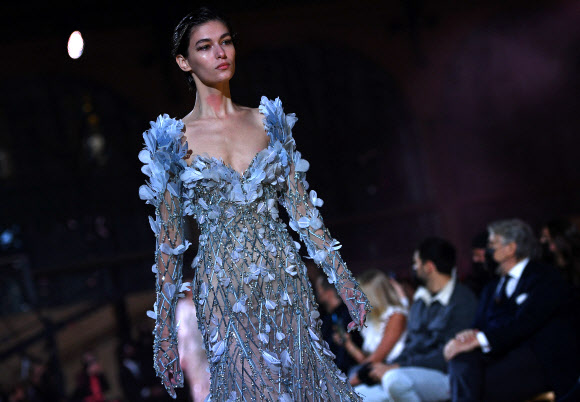 한 모델이 26일(현지시간) 프랑스 파리에서 열린 ‘2022 봄-여름 오트쿠튀르 컬렉션 패션쇼’에서 엘리 사브의 작품을 선보이고 있다.AFP 연합뉴스