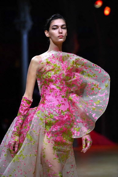 한 모델이 26일(현지시간) 프랑스 파리에서 열린 ‘2022 봄-여름 오트쿠튀르 컬렉션 패션쇼’에서 엘리 사브의 작품을 선보이고 있다.AFP 연합뉴스