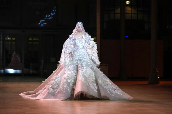 한 모델이 26일(현지시간) 프랑스 파리에서 열린 ‘2022 봄-여름 오트쿠튀르 컬렉션 패션쇼’에서 엘리 사브의 작품을 선보이고 있다.AP 연합뉴스