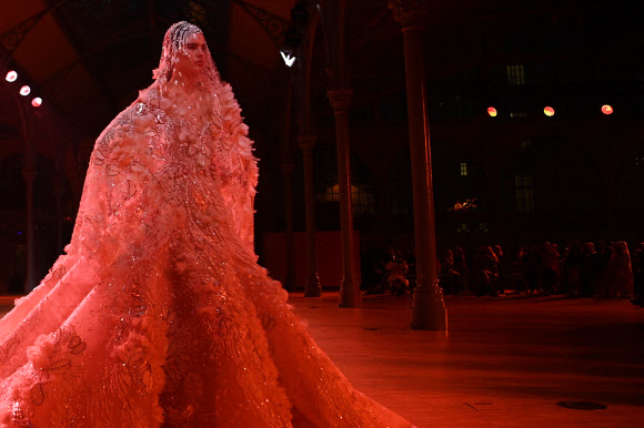 한 모델이 26일(현지시간) 프랑스 파리에서 열린 ‘2022 봄-여름 오트쿠튀르 컬렉션 패션쇼’에서 엘리 사브의 작품을 선보이고 있다.AFP 연합뉴스