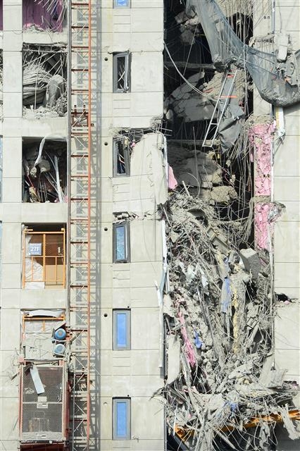 지난 1월 27일 오후 광주 서구 화정동 현대산업개발 아이파크 아파트 신축 공사 붕괴사고 현장 28층에 제거되지 못한 잔해물이 보이고 있다. 2022.1.27 뉴스1
