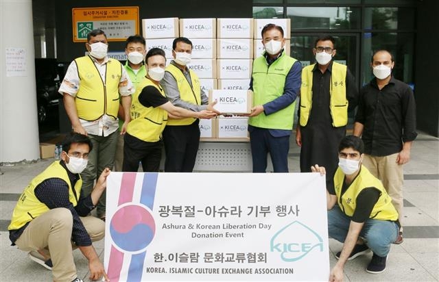 한·이슬람문화교류협회 소속 무슬림 회원들이 지난해 8월 서울 용산복지재단에 기부 물품을 전달하며 기념 촬영을 하고 있다. 용산구 제공