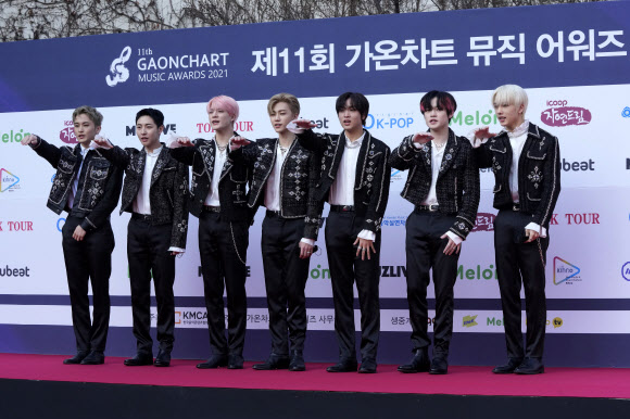 South Korean K-Pop group NCT Dream pose as they arrive to attend Gaon Chart Music Awards in Seoul, South Korea, Thursday, Jan. 27, 2022. AP 연합뉴스