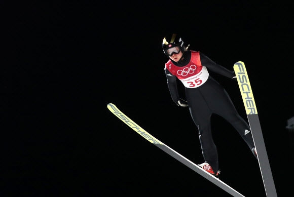폋창 금메달리스트 마렌 룬비드(노르웨이)가 평창동계올림픽 스키점프 여자 노멀힐 개인 결승 라운드에서 비상하는 모습. 평창 연합뉴스