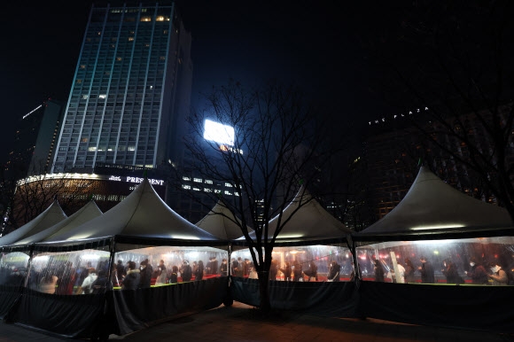 2022 서울의 밤 국내 오미크론 변이 확진자가 폭발적으로 증가하고 있는 27일 저녁 서울광장에 마련된 선별진료소를 찾은 시민들이 줄을 서서 검사를 기다리고 있다. 2022.1.27 연합뉴스