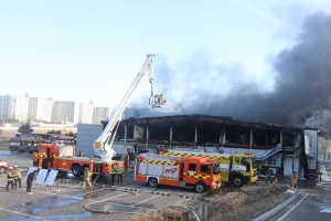 안성 전자제품 공장서 불…소방당국 진화