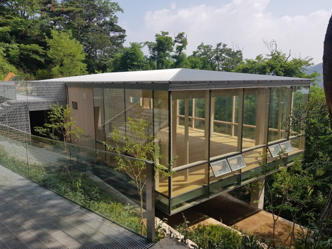 서울 인왕산 중턱에 있는 옛 군초소 건물을 활용해 만든 인왕산 숲속쉼터. 종로구 제공