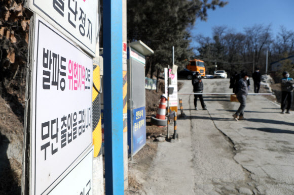 양주 석재 채취장 토사 붕괴 사고  29일 경기도 양주시 은현면 삼표산업 석재 채취장에서 출입구가 통제되어 있다. 이날 오전 골재 채취 작업 중 토사가 붕괴해 작업자 3명이 매몰돼 관계 당국이 구조 작업 중이다. 2022.1.29 연합뉴스