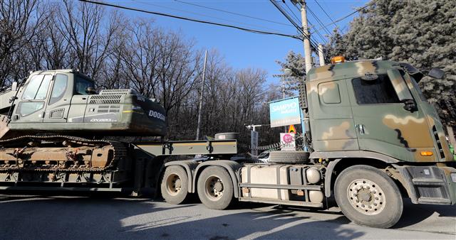 군부대까지 출동한 양주 삼표 석재채취장 붕괴사고 현장  29일 토사 붕괴 사고가 발생한 경기 양주시 은현면 도하리 삼표산업 골재 채취장으로 군용 굴착기가 들어가고 있다. 소방당국에 따르면 이날 오전 10시9분께 삼표산업이 운영하는 은현면 도하리 골재 채취장에서 토사가 붕괴됐다. 이 사고로 현장에서 작업하던 A씨(28)와 B씨(55)와 C씨(50) 등 근로자 3명이 매몰됐다. 소방당국은 구조작업을 통해 오후 1시44분께 A씨를 발견했으며 숨진 상태인 것으로 확인됐다. 2022.1.29 뉴스1