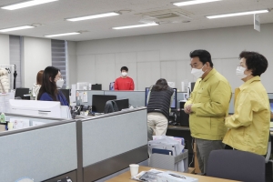 “시민 안전과 코로나19 확산 차단에 힘써달라”…백군기 용인시장, 보건소 방문 격려