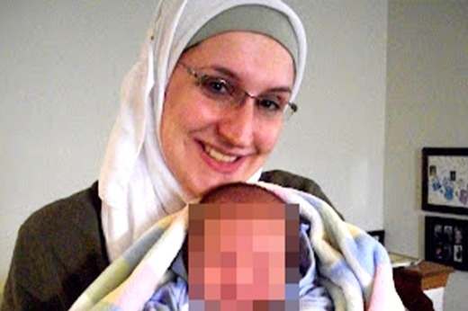 시리아의 이슬람국가(IS) 여성 부대를 지휘한 혐의로 미국 연방수사국(FBI)에 29일 체포된 앨리슨 플루크에크렌이 자녀를 안고 있는 모습. 그녀의 이름 Allison Fluke-Ekren를 검색하면 수많은 사진들이 FBI 검열 때문에 차단돼 있다. 기사에 나오는 기관총을 든 아들이 아닌가 추정된다.  