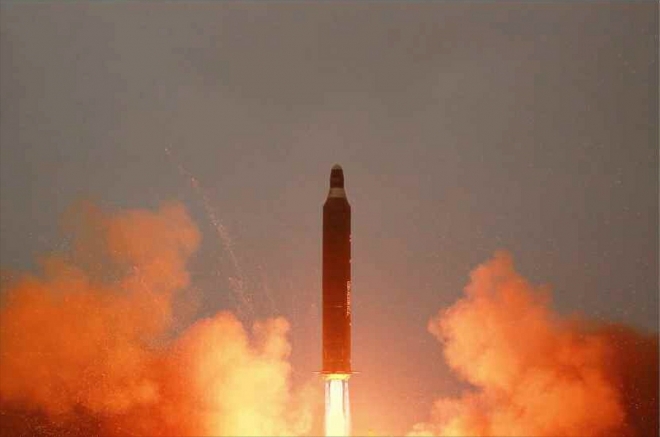 북한이 2016년 공개한 사거리 3000㎞ 이상의 무수단 중거리 탄도미사일(화성-10) 발사 모습. 연합뉴스