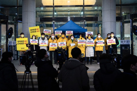 심상정 정의당 대선 후보가 30일 오후 국회 의원회관 앞에서 열린 ‘제2의 위성정당 사태’ 양당 기득권 담합 토론 규탄 철야농성 돌입 기자회견에서 발언하고 있다. 2022.1.30 연합뉴스