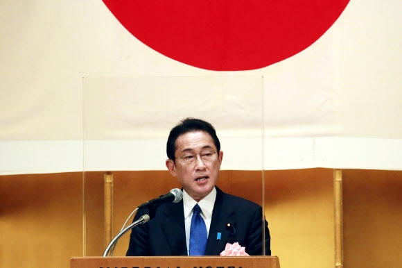 기시다 후미오 일본 총리가 5일 도쿄에서 열린 기업인 신년 하례회에서 인사말을 하고 있다.  도쿄 AP 연합뉴스