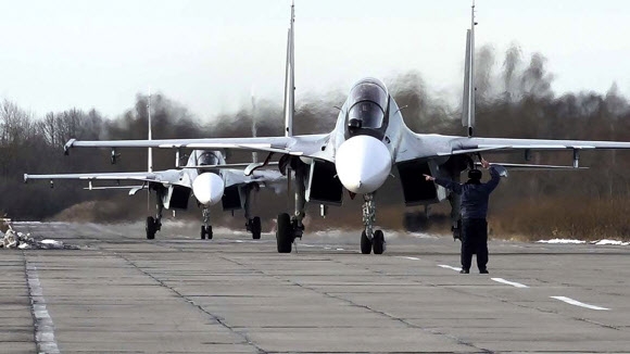 러시아 Su30SM2 전투기가 칼리닌그라드주 체르냐홉스크 비행장에 착륙하고 있는 모습을 31일(현지시간) 러시아 국방부가 공개했다. 러시아 국방부 제공 AP 연합뉴스
