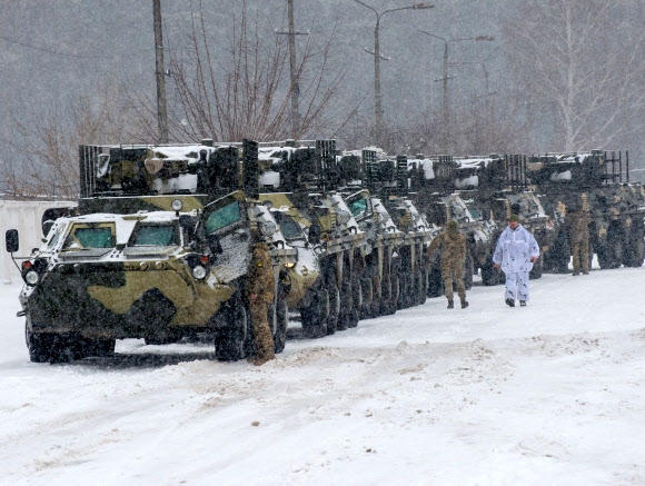우크라이나 국군 제92기계화여단 장갑차(APC)가 2022년 1월 31일 하르키우주 클루지노바시키리우카 마을 인근 기지에 주차하기 위해 이동하고 있다. 하르키우 AFP 연합뉴스