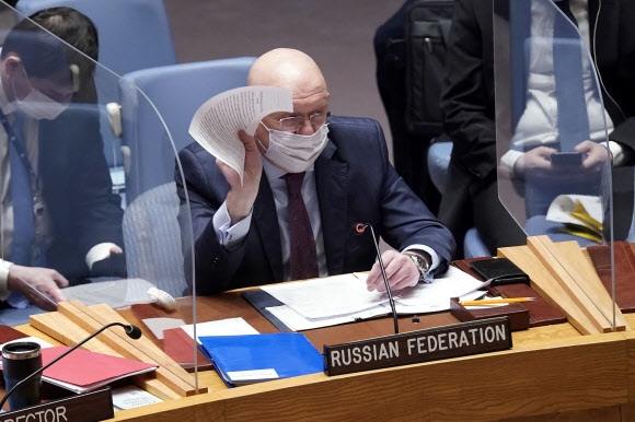 31일(현지시간) 유엔 안보리 회의에서 발언하고 있는 바실리 네벤쟈 러시아 대사. AP 연합뉴스