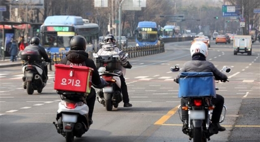 배달원들이 오토바이를 타고 배달에 나서고 있다. 서울신문 DB