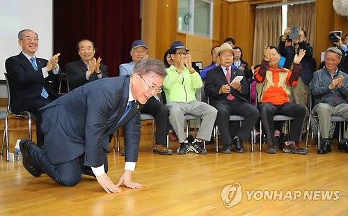 문재인 더불어민주당 당시 대선후보가 2017년 4월 18일 오후 전북 전주 덕진노인복지회관에서 열린 정책발표회에 참석, 어르신께 큰절을 하고 있다. 연합뉴스