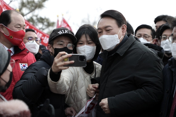 국민의힘 윤석열 대선후보가 설 명절인 1일 인천시 강화군 강화평화전망대를 방문, 지지자와 기념촬영을 하고 있다. 2022.2.1 국민의힘 선대위 제공