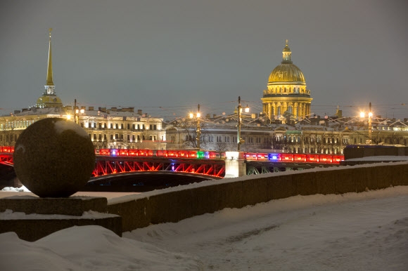 31일(현지시간) 러시아 상트페테르부르크 ‘겨울 궁전’ 앞 ‘궁전교’에 빨간 조명이 들어와 있다. 상트페테르부르크 신화 연합뉴스