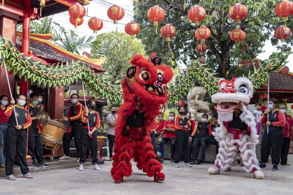 인도네시아 발리의 한 사원에서 1일(현지시간) 중국 전통 사자춤 공연이 열리고 있다. 발리 EPA 연합뉴스