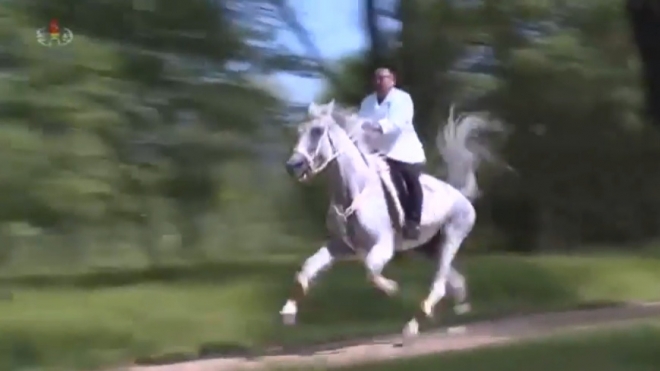 김정은 국무위원장의 작년 한해 활동을 담은 새 기록영화 ‘위대한 승리의 해 2021년’에 김 위원장이 말을 타고 달리는 모습이 공개됐다. 2022.02.02 조선중앙TV 화면 캡처