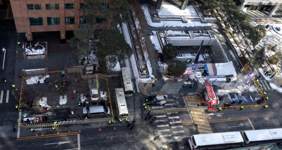 정의기억연대 회원들이 2일 서울 종로구 옛일본대사관 앞 평화의 소녀상(사진상 오른쪽)앞에서 밀려나 30~40미터 왼쪽에서 일본군 성노예제 문제 해결을 위한 제 1529차 정기 수요시위 기자회견을 하고 있다. 2022. 2. 2 박윤슬 기자