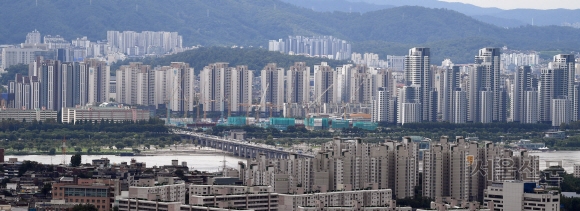 지난해 9월 수도권 상위 20% 주택매매가격이 15억원을 돌파한 가운데 서울 남산에서 바라본 서울 아파트 모습.  서울신문 DB