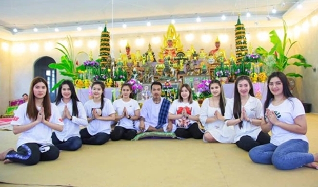 그는 첫째 아내를 친구의 결혼식장에서 만나 사랑에 빠져 청혼했고, 둘째 아내는 시장에서, 셋째 아내는 병원에서 각각 만났다. 넷째, 다섯째, 여섯째 아내는 각각 인스타그램, 페이스북, 틱톡을 통해 만났다. 일곱째 부인은 사원을 방문하던 중 만났고, 마지막 여덟째 아내는 4명의 아내와 함께 파타야에서 휴가를 보내던 중 만났다.