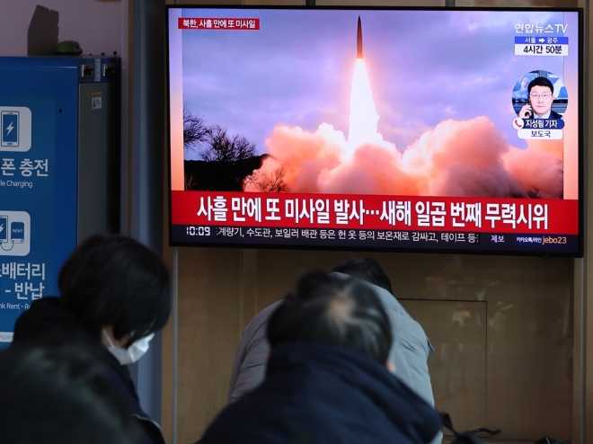 북한이 지난달 30일 중거리탄도미사일 1발을 발사했다. 2017년 11월 대륙간탄도미사일(ICBM)급 미사일 시험 발사 이후 중거리는 처음으로, 4년 만에 최대 수위의 도발이다. 북한이 핵실험 및 ICBM 발사 유예(모라토리엄) 철회 시사를 실제 행동으로 옮길 가능성이 커졌다는 분석이 나온다. 사진은 이날 서울역에서 관련 뉴스를 지켜보는 시민들. 2022.1.30 연합뉴스.
