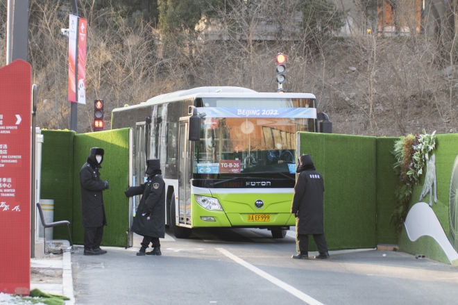 중국 공안들이 2일 중국 베이징의 한 호텔에 출입하는 버스가 입장하도록 문을 열어주고 있다. 베이징 류재민 기자