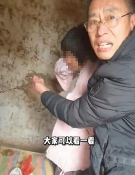 중국의 한 사회 고발 블로거(오른쪽)가 장쑤성 쉬저우의 한 마을 헛간에 목줄로 묶여 생활하는 지체장애여성 양모씨의 상황을 전하며 분노하고 있다. 더우인 캡처