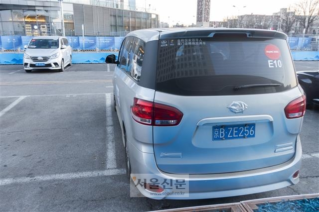 2일 중국 베이징 메인미디어센터 근처에 주차된 ‘게임 택시’(콜택시)의 후면에 부착된 현대자동차 로고가 테이프로 가려져 있다.